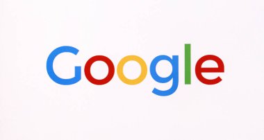 Google logo üstünde pc perde