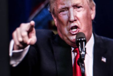  Donald Trum tv ekranında fotoğraf