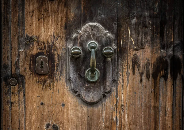 Viejo puerta de metal manija golpeador — Foto de Stock