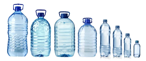 Üzerinde izole su şişeleri — Stok fotoğraf