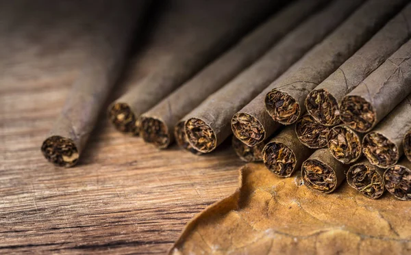 Сигарильо на деревянном фоне — стоковое фото