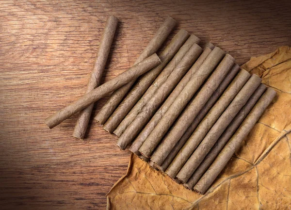 Cigarillo sobre fondo de madera — Foto de Stock