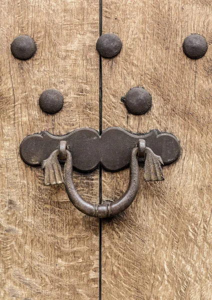 Старі коричневі дерев'яні ворота — стокове фото