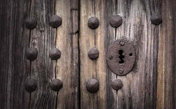 Velha porta de madeira com painéis — Fotografia de Stock