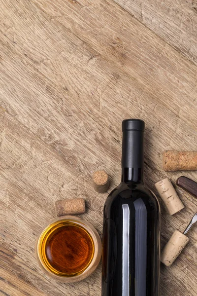 Garrafa de vinho com vidro — Fotografia de Stock