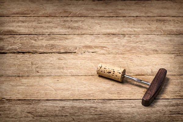 Sacacorchos en la mesa de madera — Foto de Stock