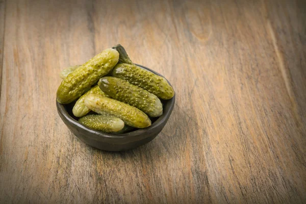 Pepinos en escabeche en un tazón de madera —  Fotos de Stock