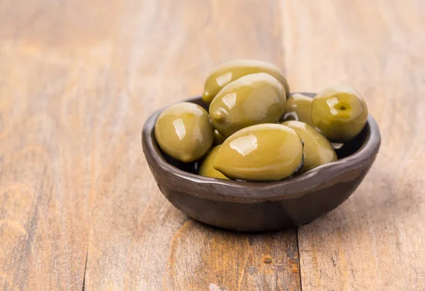 Green olives in olive bowl — Stock Photo, Image