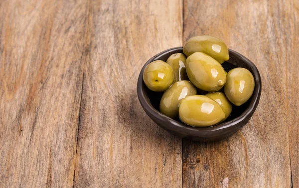 Giant green olives in olive bowl — Stock Photo, Image