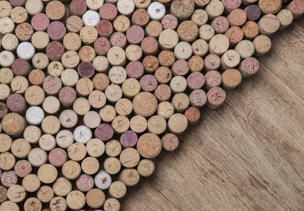 Weinkorken knallen über rustikalem Holz — Stockfoto