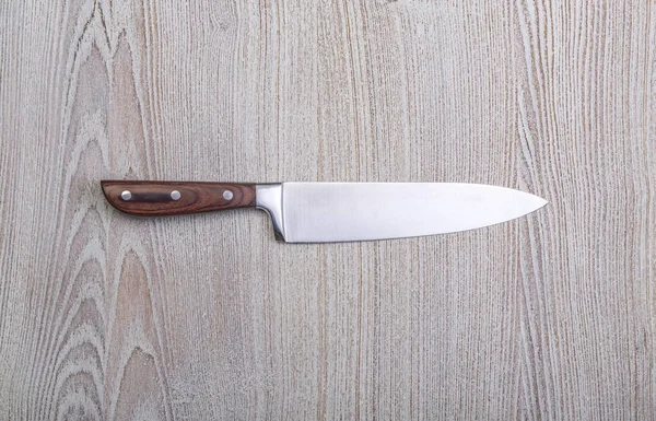 Cuchillo sobre mesa de cocina rústica —  Fotos de Stock