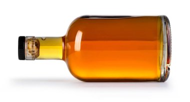 İzole dolu viski şişesi