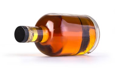 İzole dolu viski şişesi