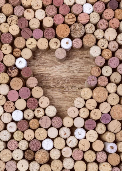 Weinkorken knallen über rustikalem Holztisch — Stockfoto