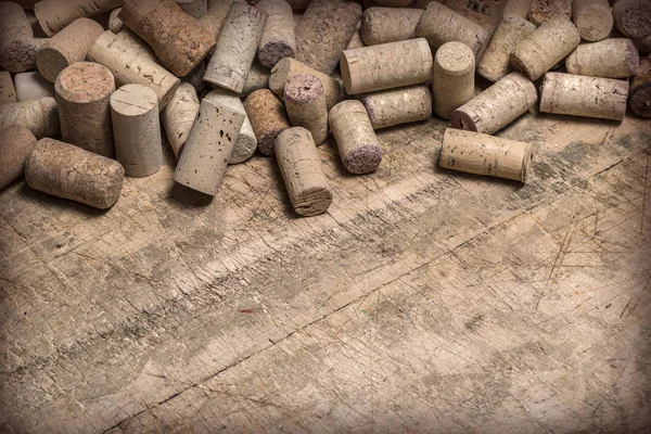 Corchos de vino sobre mesa de madera — Foto de Stock