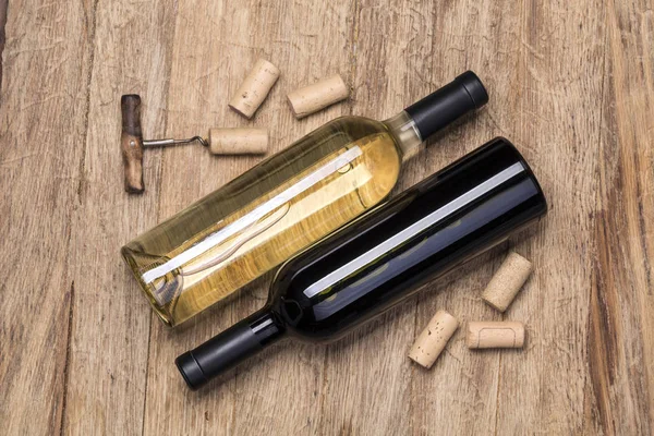 Garrafa de vinho e rolhas — Fotografia de Stock