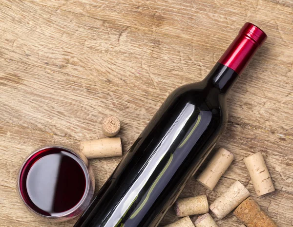 Botellas de vino y corchos — Foto de Stock