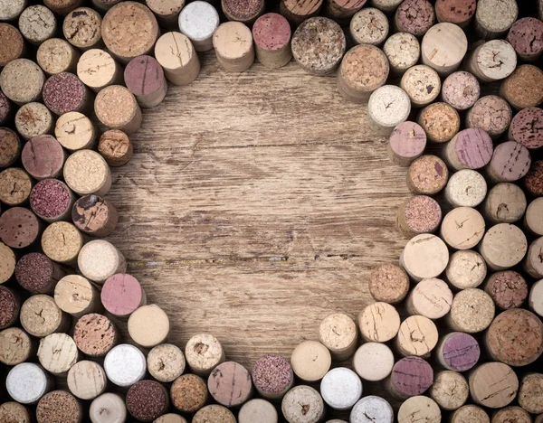 Corchos de vino sobre madera — Foto de Stock