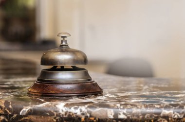  Masanın üzerinde çan