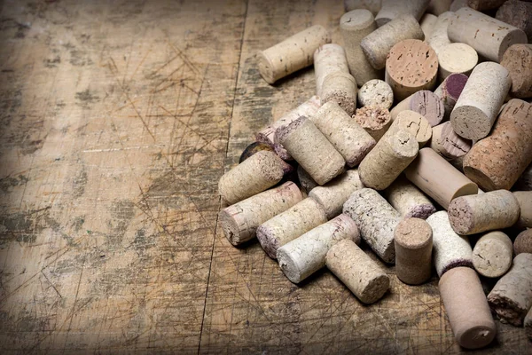 Corchos de vino sobre madera — Foto de Stock