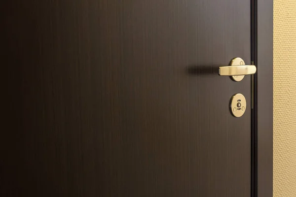 Zamknięte drzwi z pokoju hotelowego — Zdjęcie stockowe