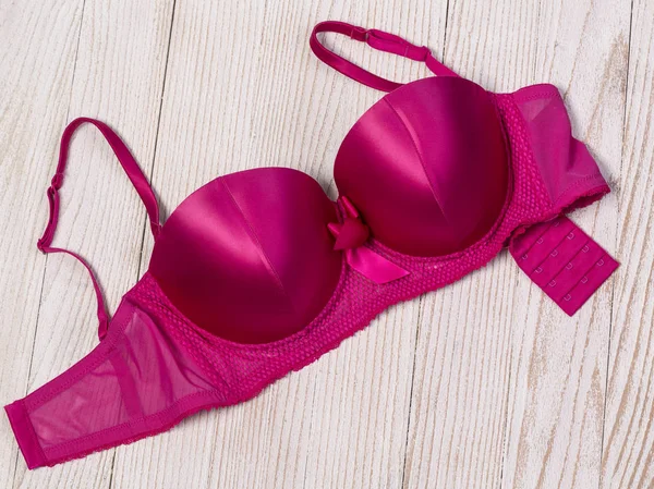 Soutien-gorge rose sur un fond en bois — Photo