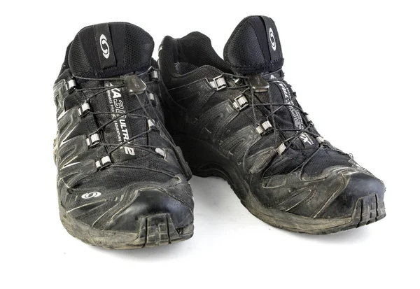 Zgrywanie i brudne Salomon trail buty do biegania — Zdjęcie stockowe
