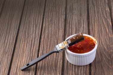 Kötek fırça ile barbekü sosu