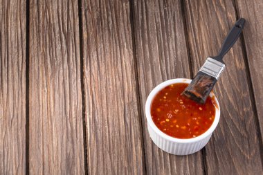 Kötek fırça ile barbekü sosu 