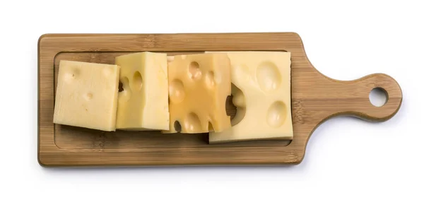 Διάφοροι τύποι τυριών σε ξύλινη σανίδα — Φωτογραφία Αρχείου