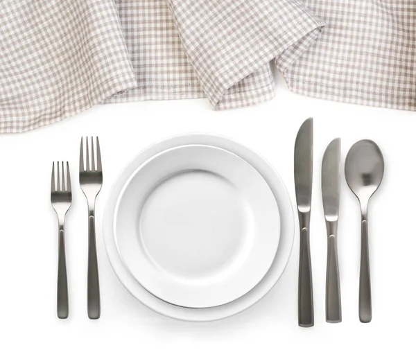 Пустая тарелка со столовыми приборами — стоковое фото