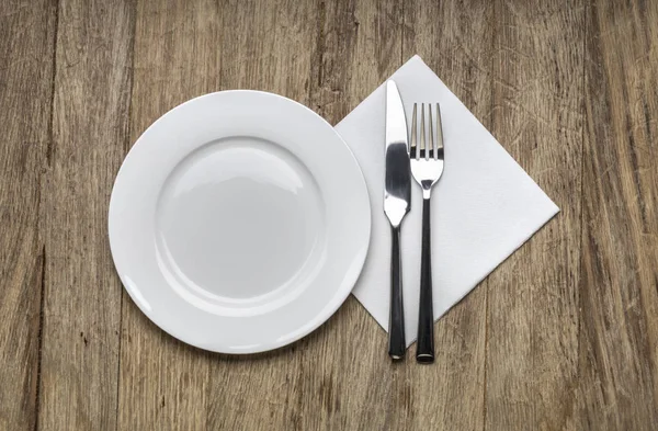 Beyaz tabak, bıçak ve çatal, peçete — Stok fotoğraf