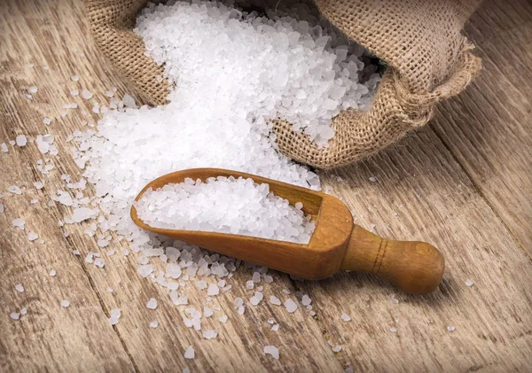 Sale marino in ciotola di legno — Foto Stock