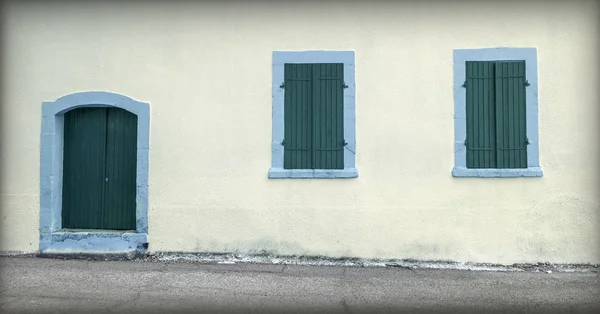 Cephe ile eski kapı ve küçük bir pencere eşiği — Stok fotoğraf