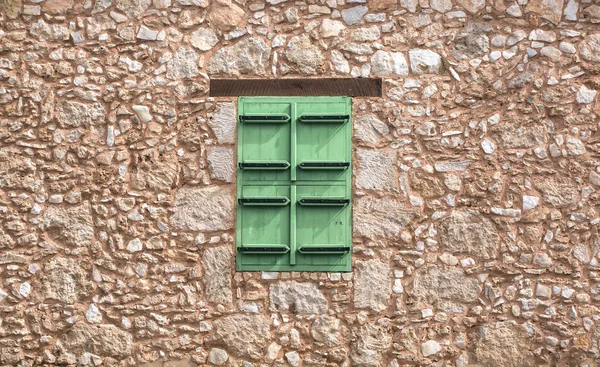 Groene venster luiken — Stockfoto