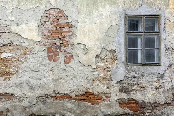 Oude gebarsten muur met een raam — Stockfoto