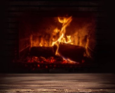 eski ahşap masa ve şömine 