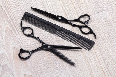 Makas ve tarak beyaz rustik ahşap zemin üzerinde