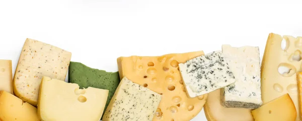 Διαφορετικά είδη τυριών που απομονώνονται σε λευκό φόντο. — Φωτογραφία Αρχείου
