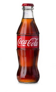 Klasik şişe Coca-Cola, üzerinde beyaz izole.