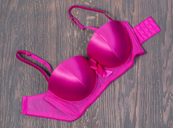 Soutien-gorge rose sur un brun — Photo