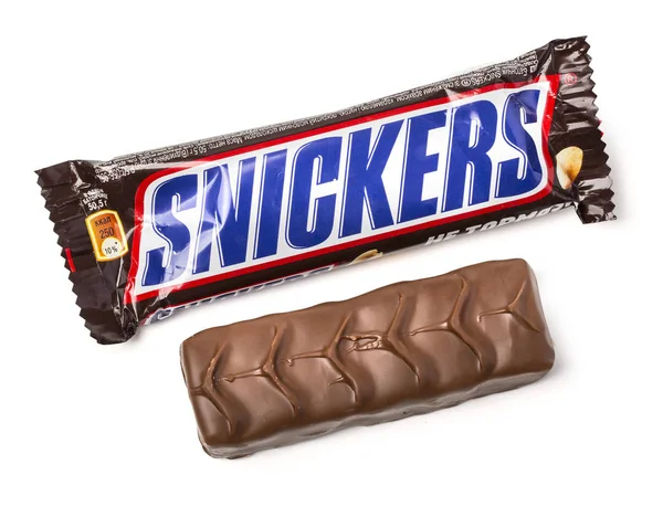 Close-up van onverpakt Snickers candy chocolade ba — Stockfoto
