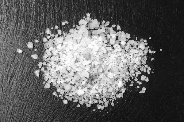 黑色白色的盐 — 图库照片