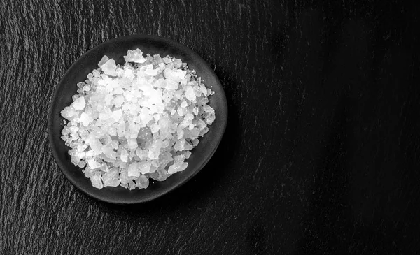 Sal blanca sobre negro — Foto de Stock
