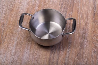 Paslanmaz çelik tencereye