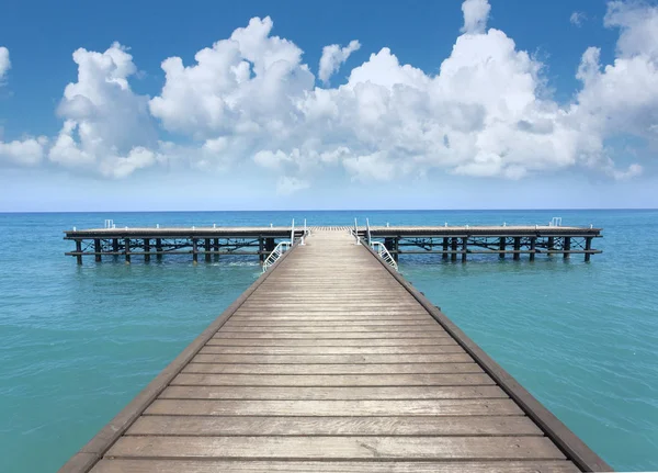 Perspective view of a wooden pier — Stock Photo, Image