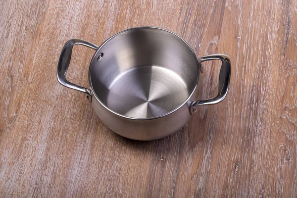 Paslanmaz çelik tencereye