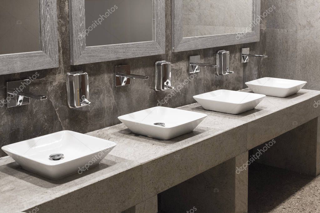 Tocador baño publico | baños públicos de hombres — Foto de stock
