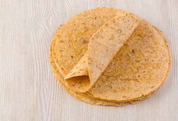 Stapel Zelfgemaakte Volkoren Bloem Tortilla Houten Tafel Achtergrond — Stockfoto