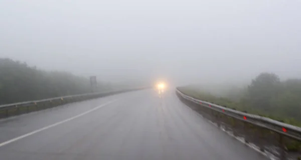 Автомобіль Заміській Дорозі Туманом Низькою Видимістю — стокове фото